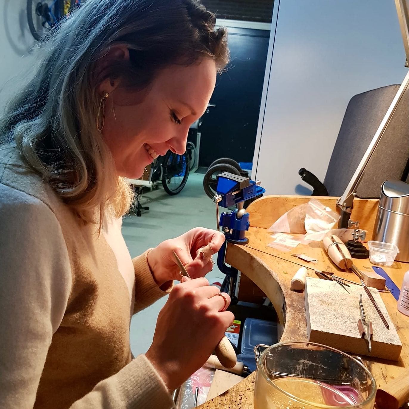 Marthe Dorothée werkt aan oorbel in het atelier