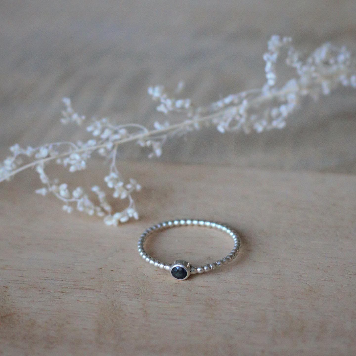 Zilveren ring met takje op tafel
