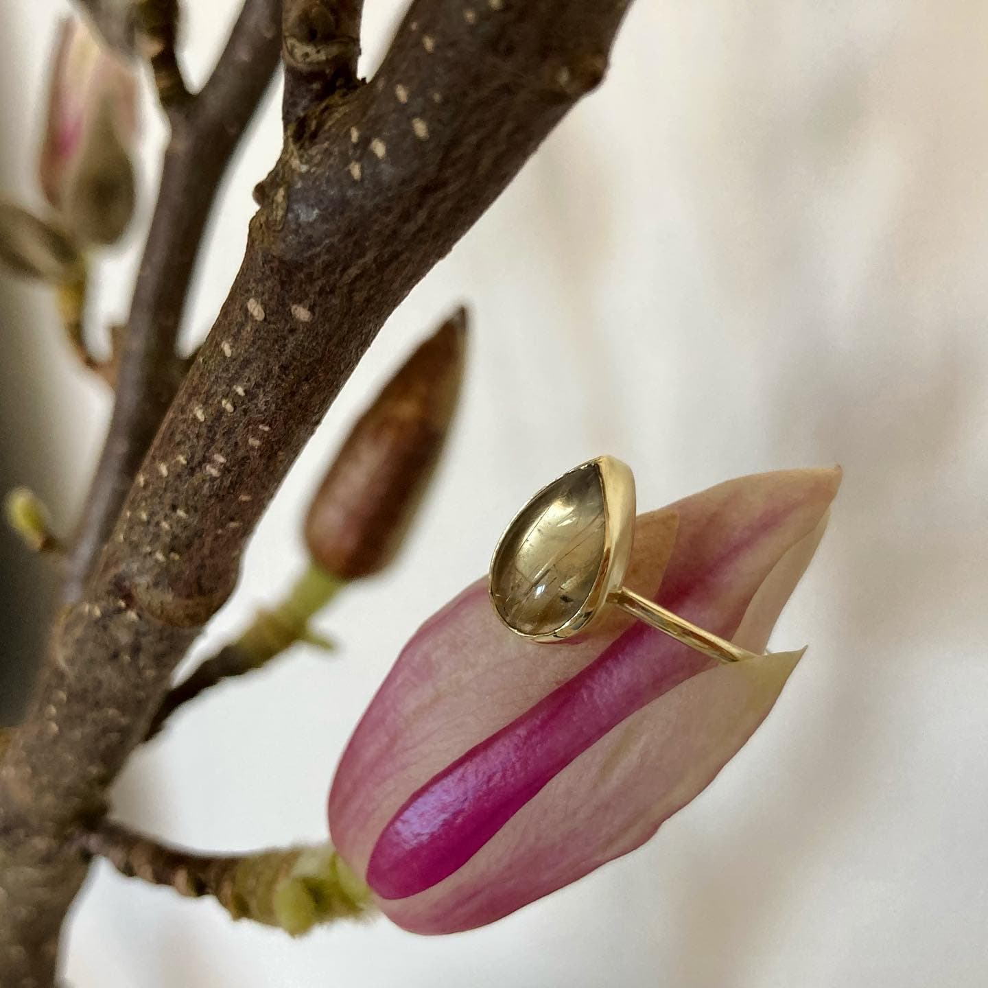 Gouden ring rustend in tulp-bloemknop