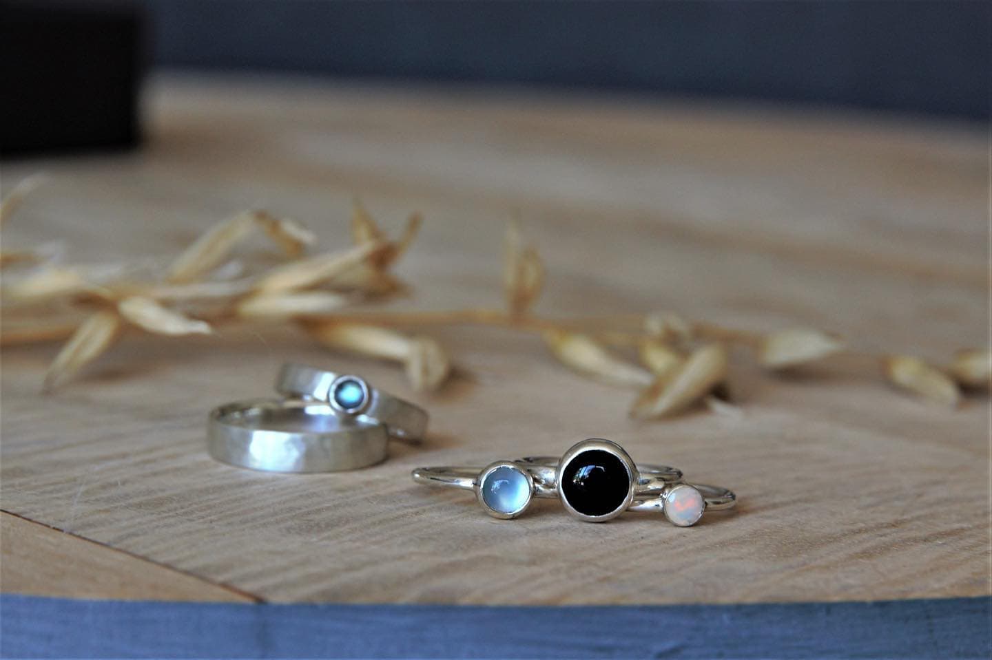 Gouden ring met kleine steentjes op tafel met droogbloemen