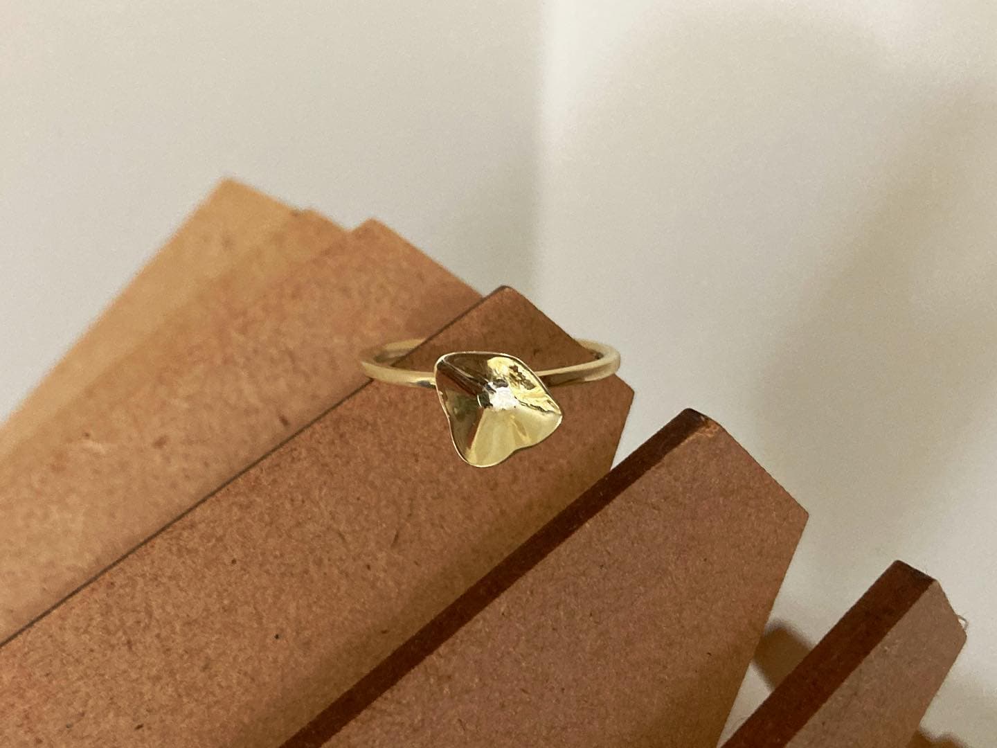 Gouden ring op houten platen in het atelier