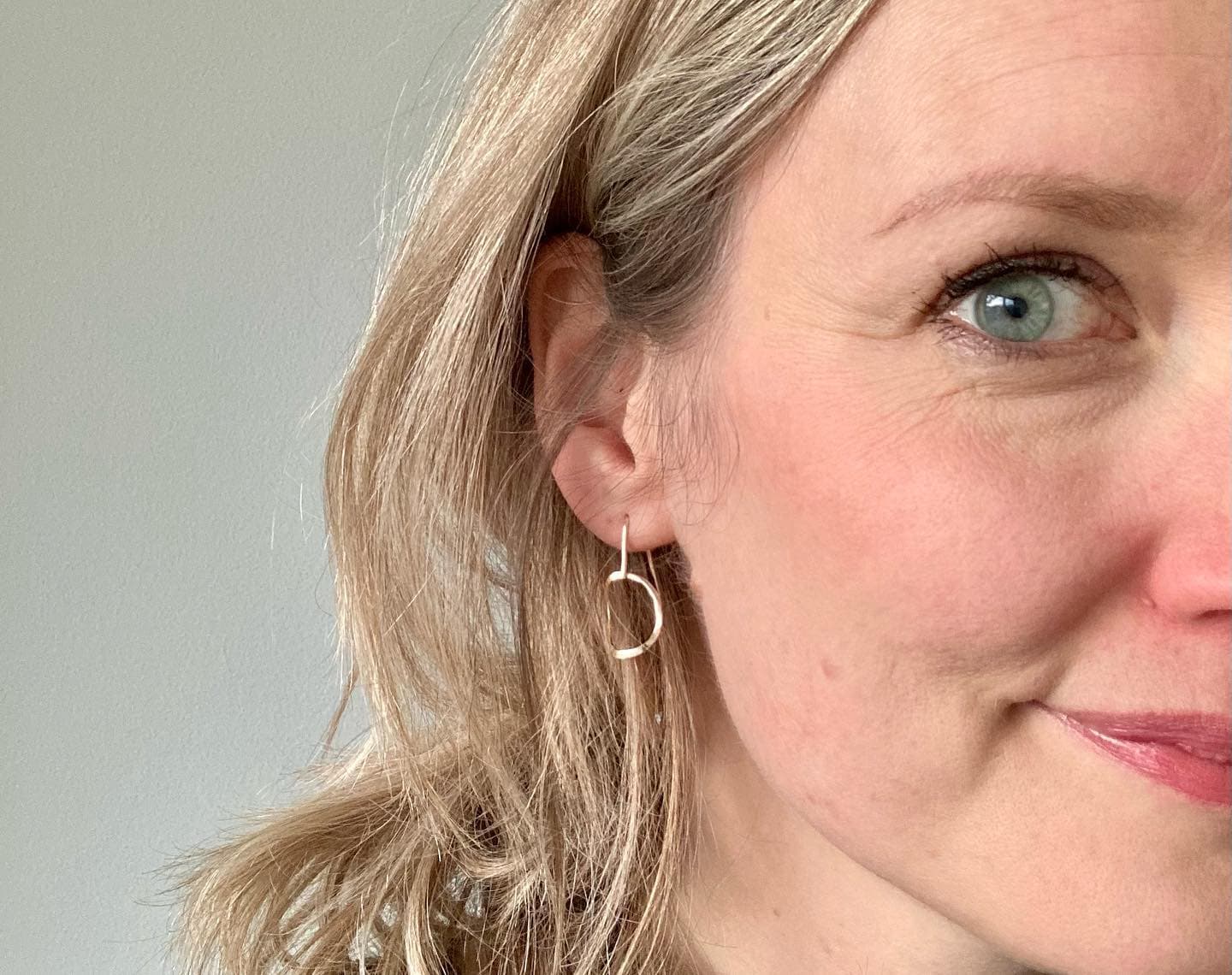 Marthe Dorothée portret close-up met oorbellen