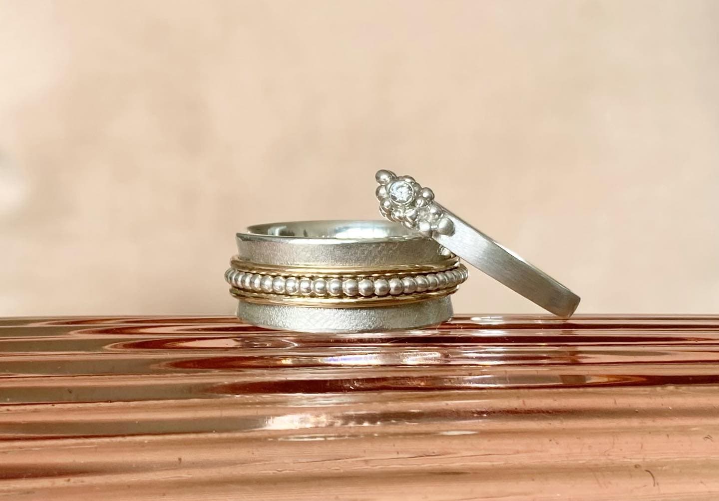 Gestapelde gouden ringen op tafel