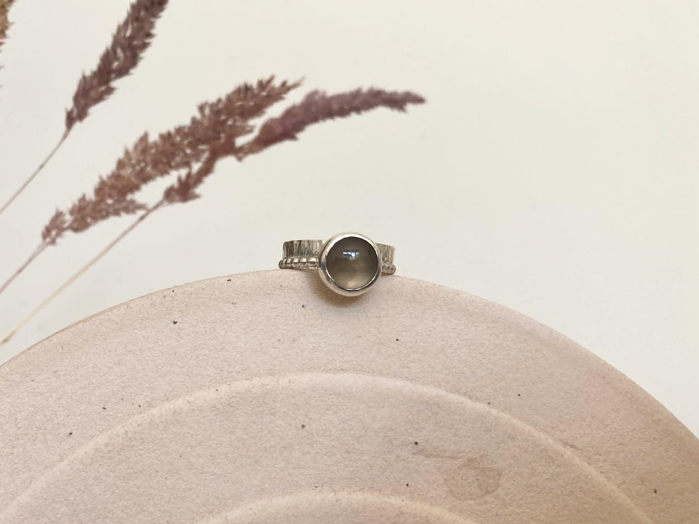 Ring in schaaltje met droogbloem