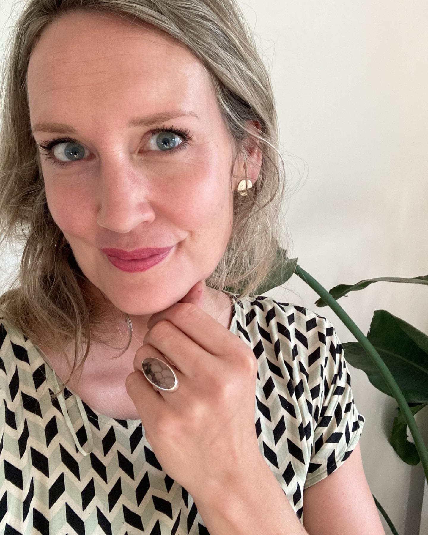 Portret Marthe Dorothée met oorbellen en ring