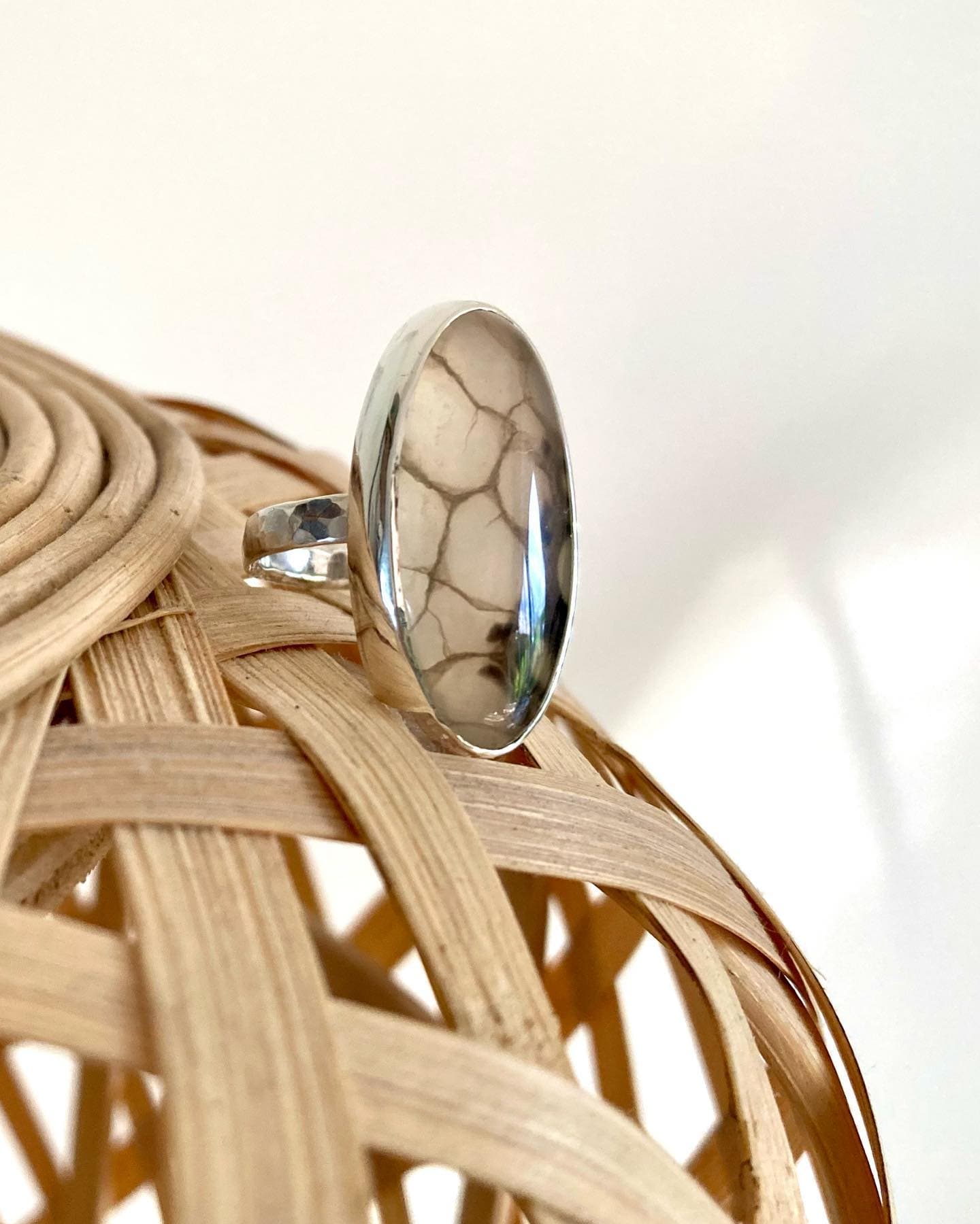 Hand met gouden ring bij droogbloemen