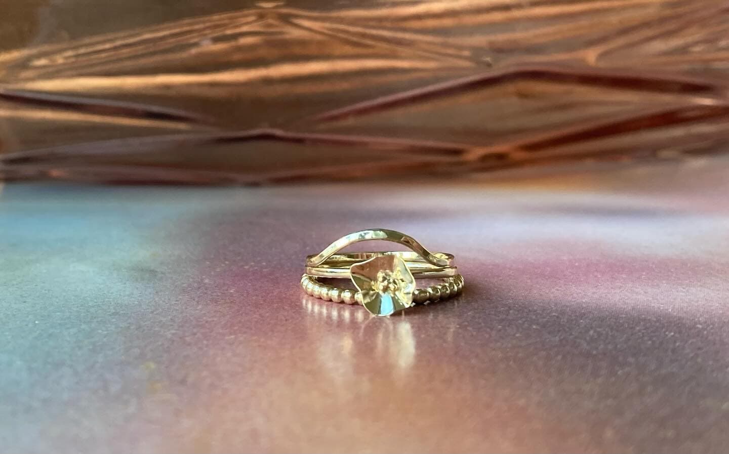 Gouden ring met gele steen, zijaanzicht