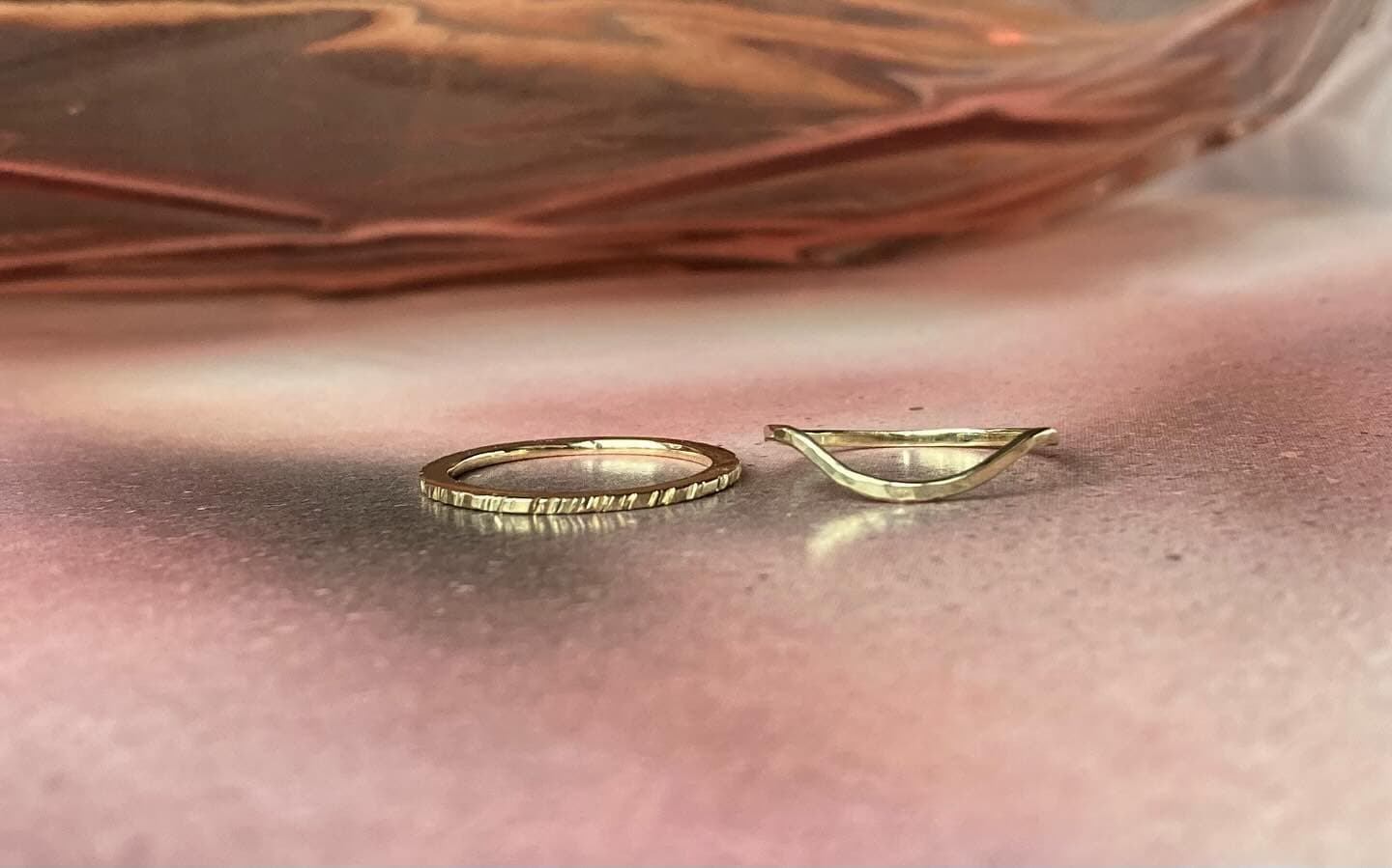 Gouden ring met gele steen close-up