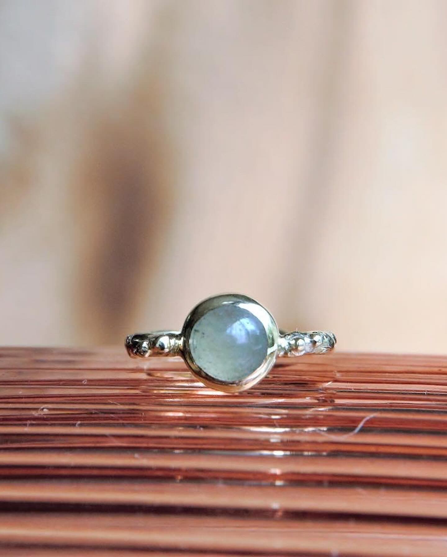 Ring in bewerking met oranje gloed (solderen) in atelier