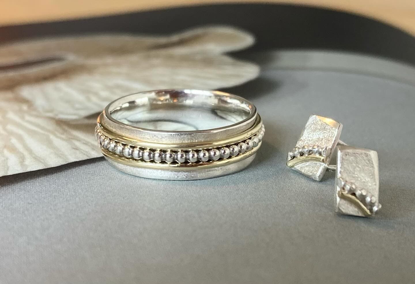Fijne zilverkleurige ringen naast elkaar op tafel