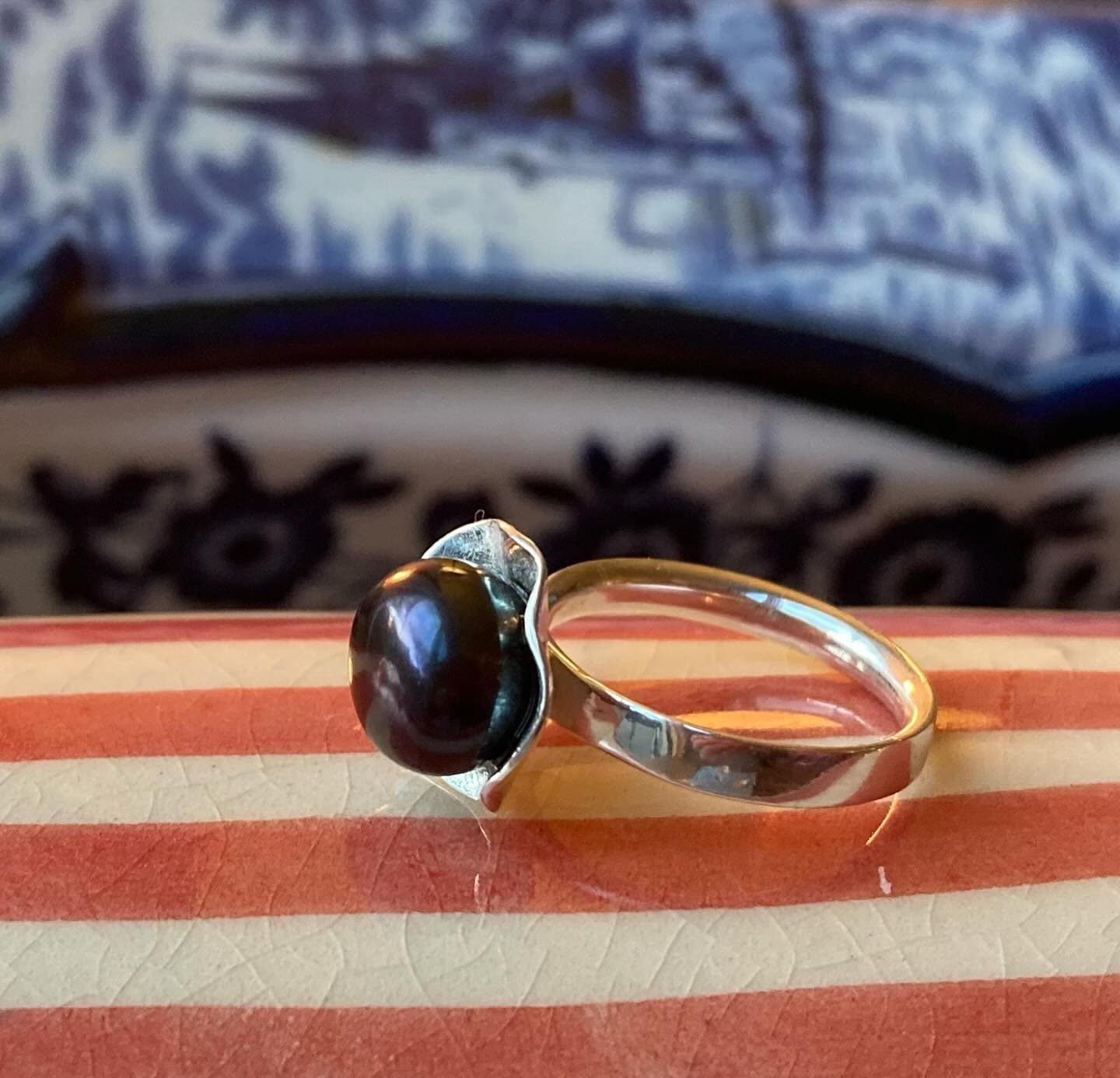 Gouden ring met donkerrode steen op Amerikaanse vlag