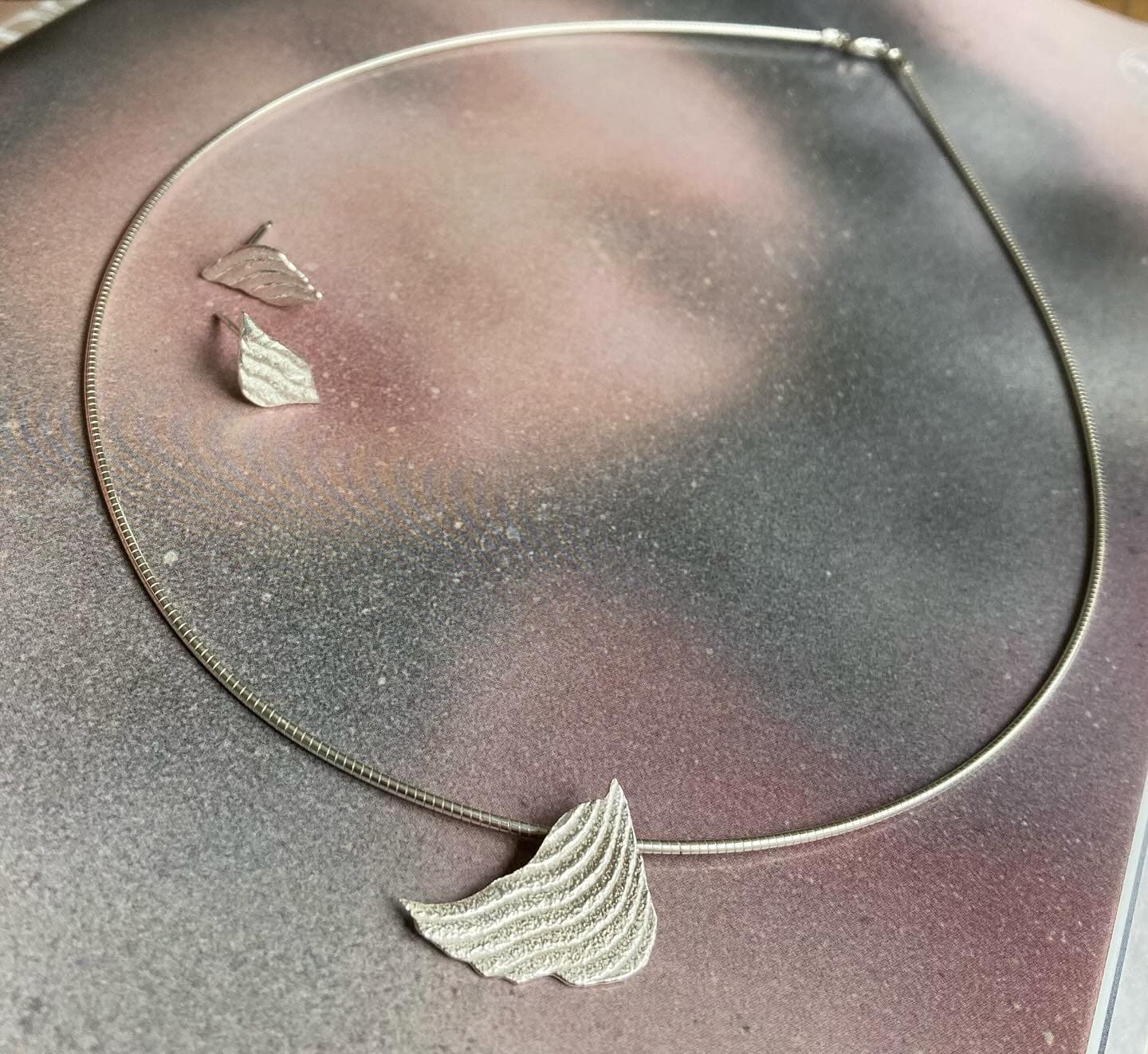 Vrouw met fijne halsketting en armband, close-up