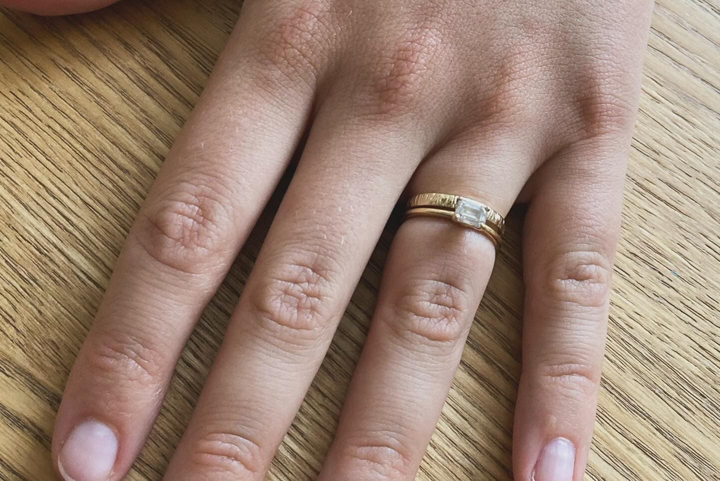 Hand met gouden solitairring, close-up