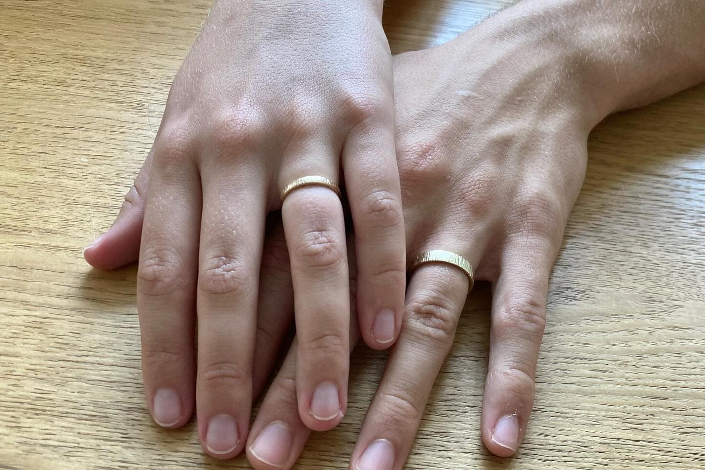 Hand met gouden trouwring op huid