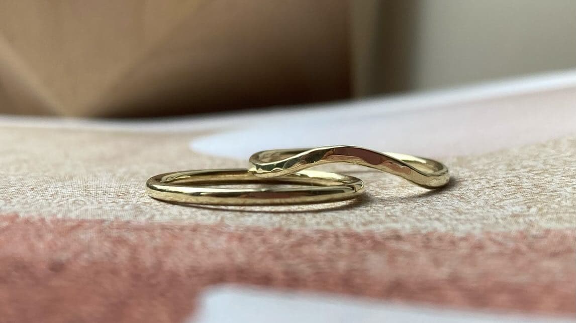 Twee gouden ringen close-up op neutrale ondergrond
