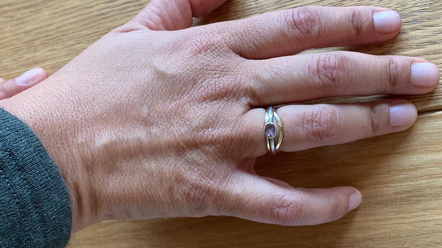 Hand met gouden ring op arm, close-up