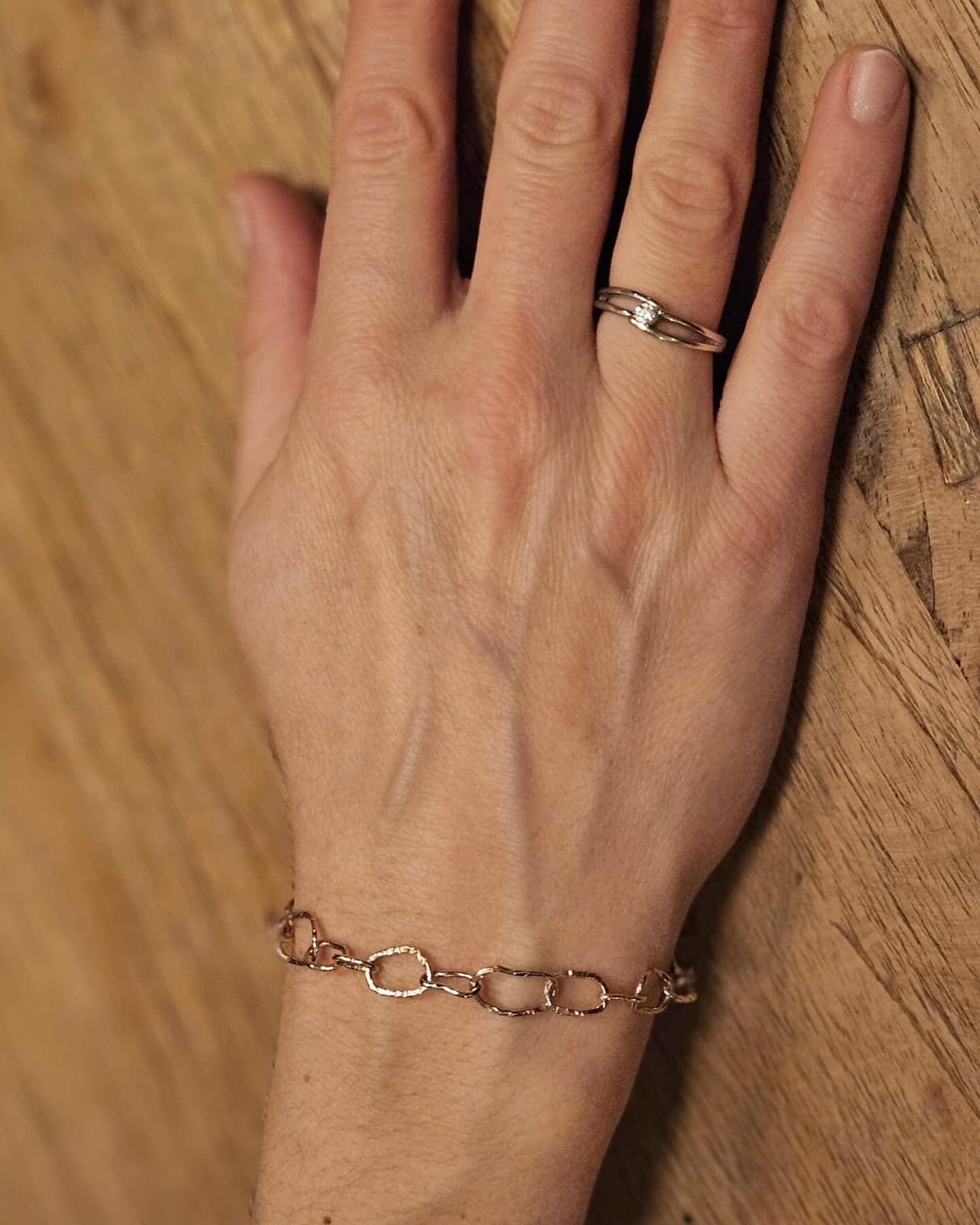 Fijne gouden armband op arm, close-up