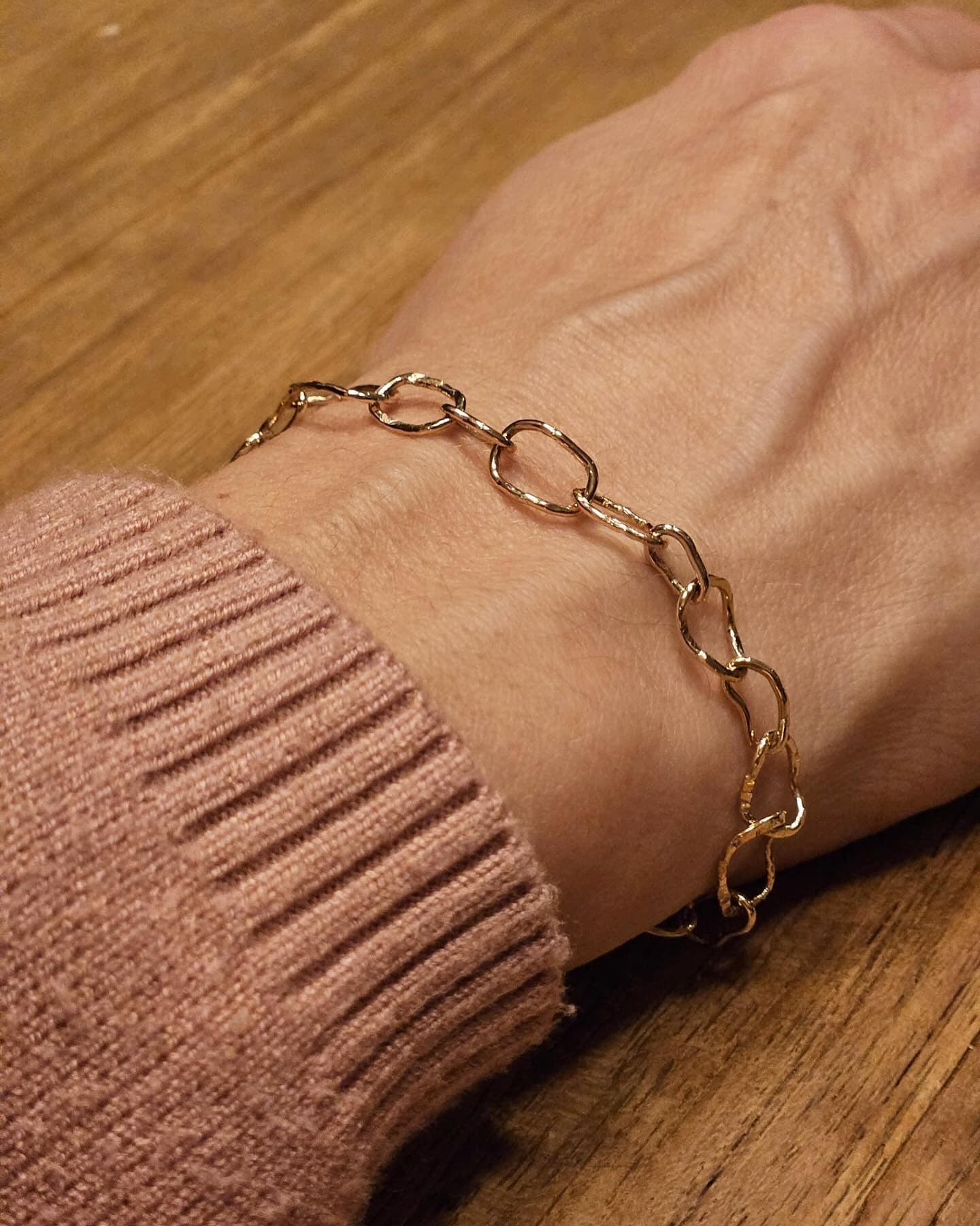 Arm met fijne gouden armband