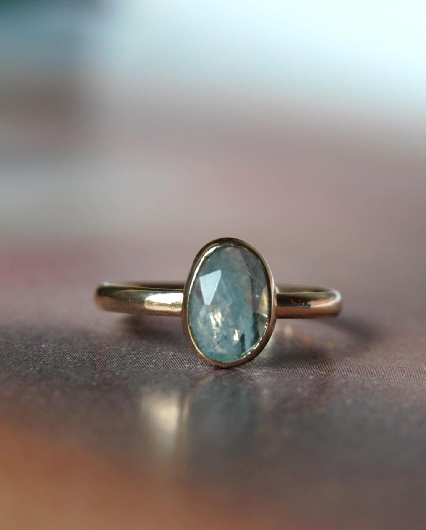 Gouden ring met grote groene facetsteen, zijaanzicht