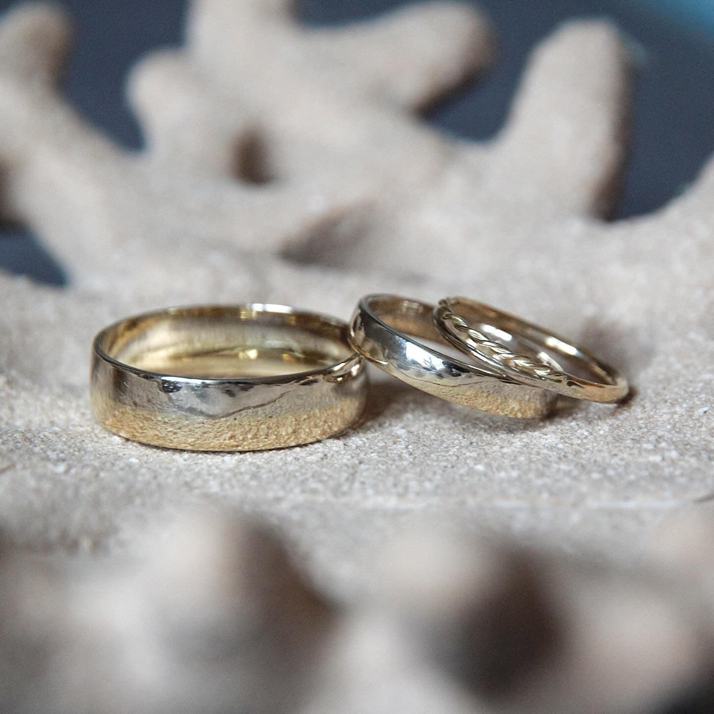 Close-up van twee gladde gouden trouwringen