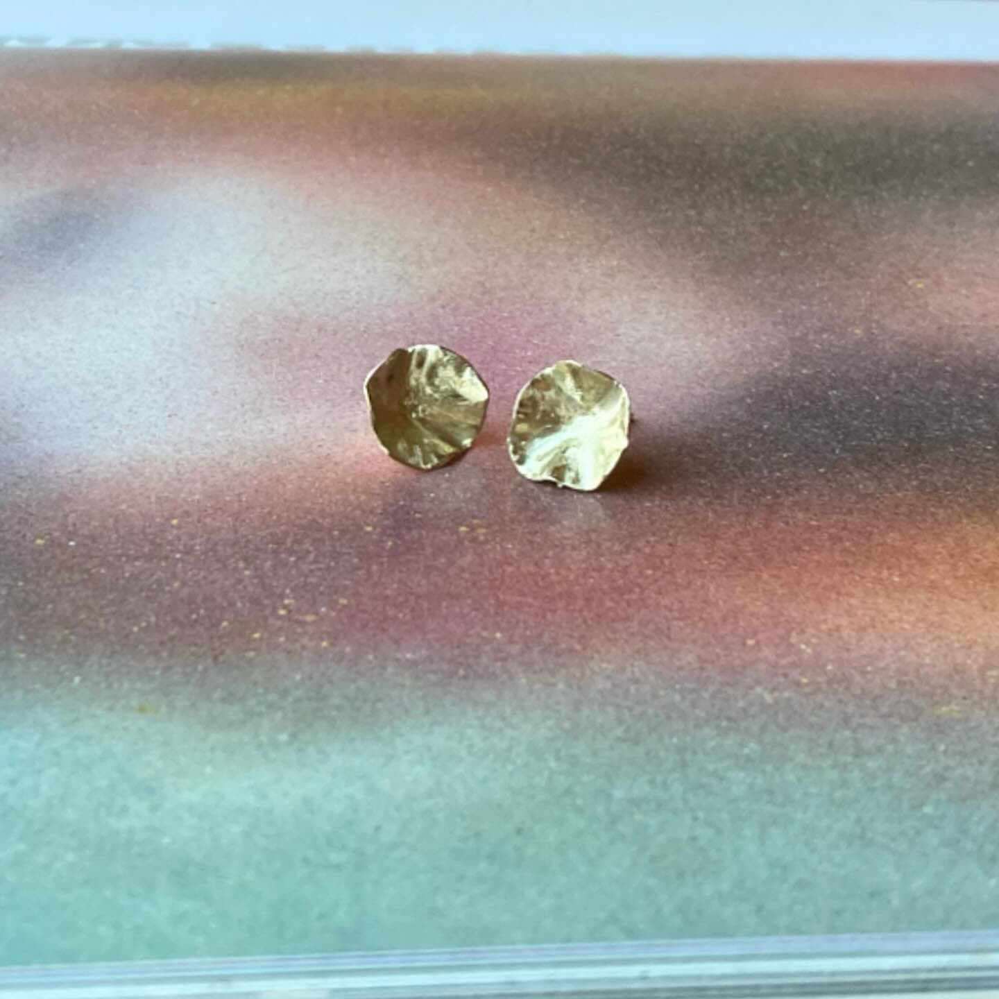 Paar oorbellen op lichte achtergrond, soft-focus