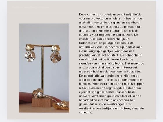 Infotekst naast oorbellen op sieradendisplay