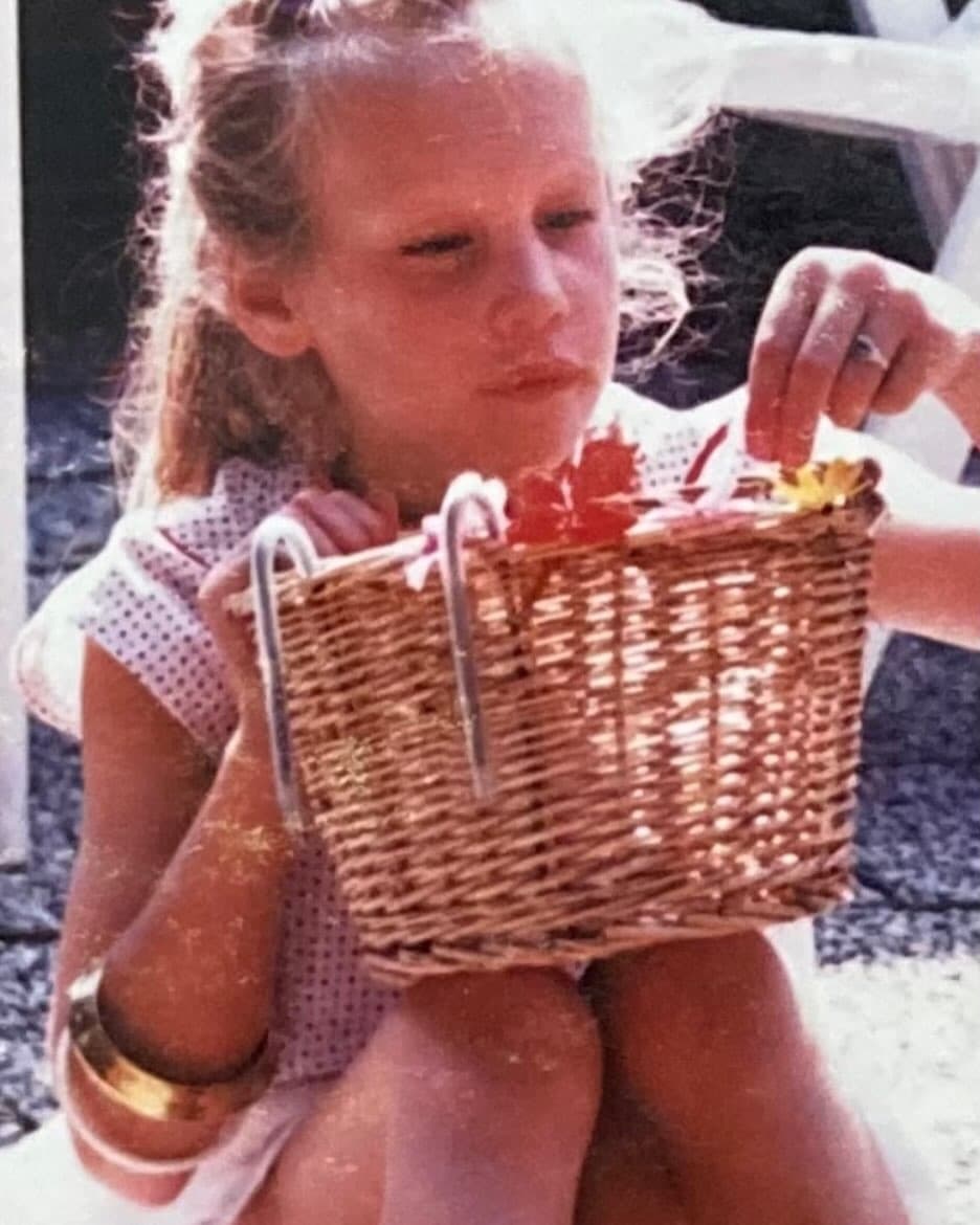 Baby met fijn gouden armbandje om polsje