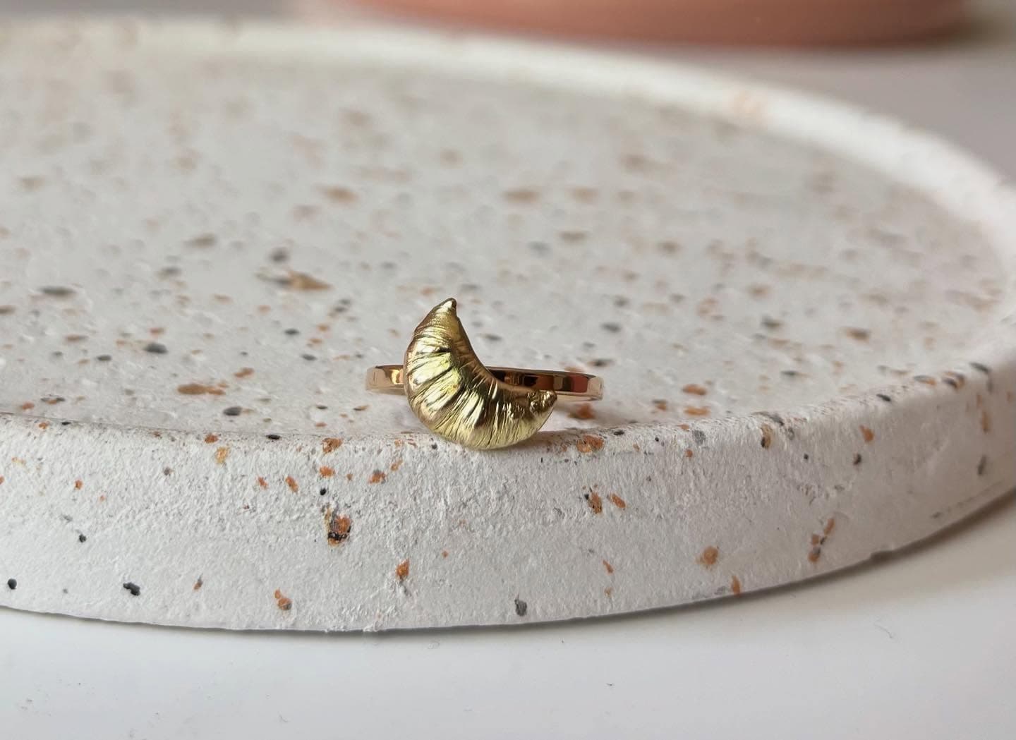 Twee gouden ringen op terrazzo-ondergrond