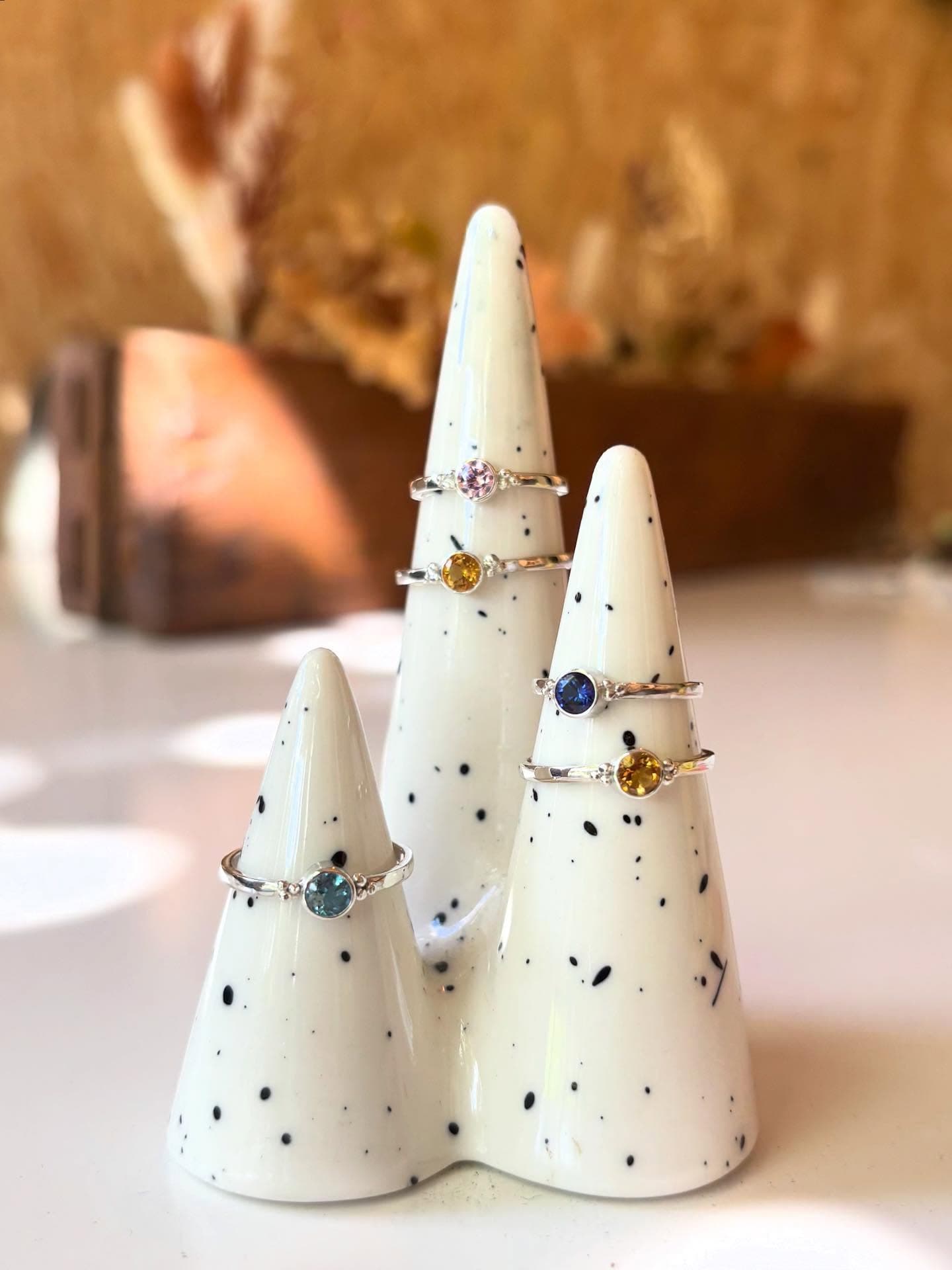 Drie witte keramische ringkegels als sieradendisplay