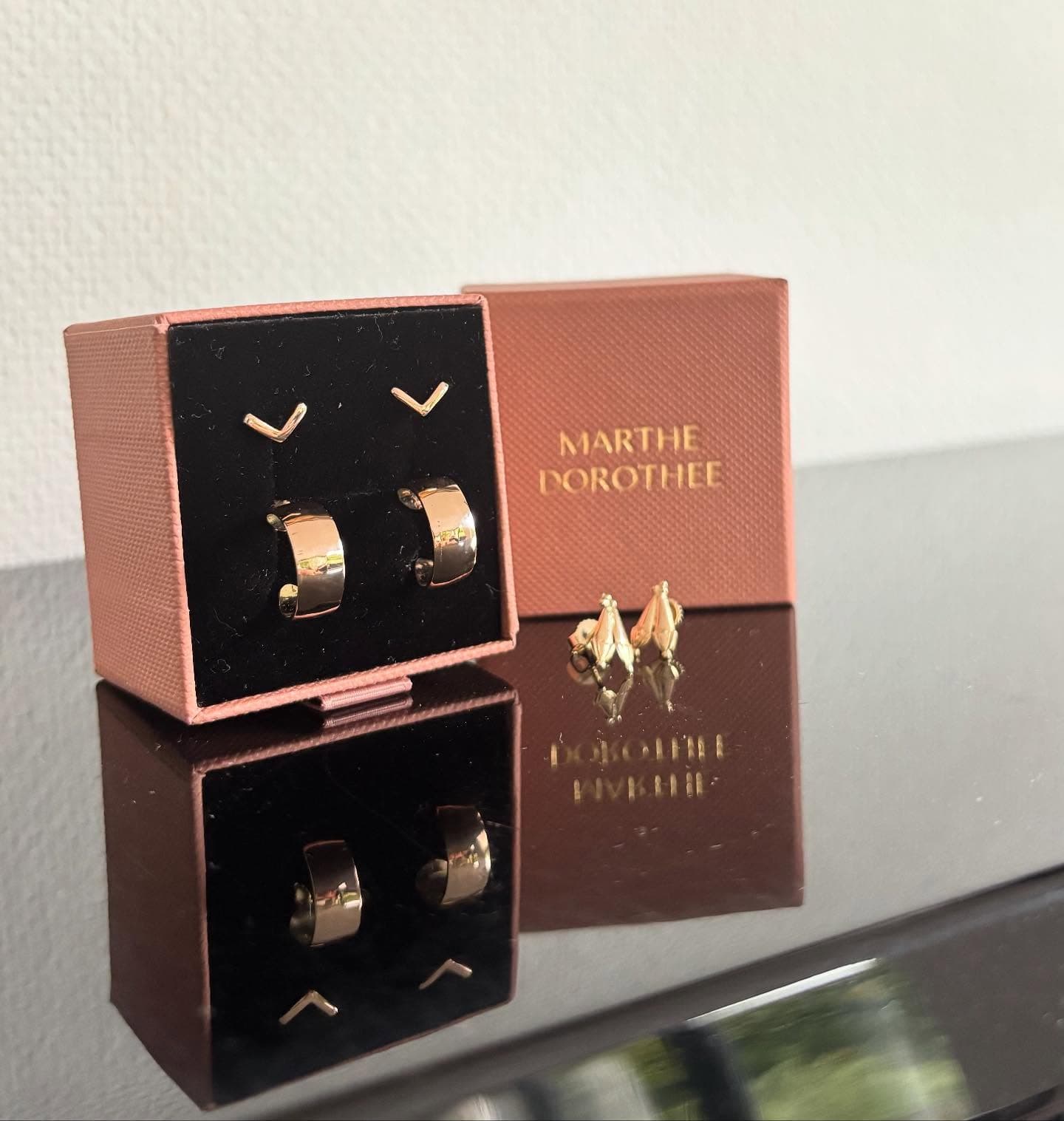 Presentatie van drie sieradendoosjes met oorbellen