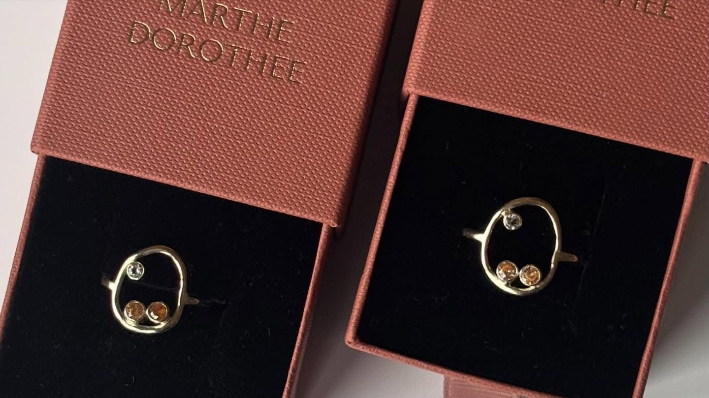 Twee open gouden ringen in Marthe Dorothée sieradendoosje