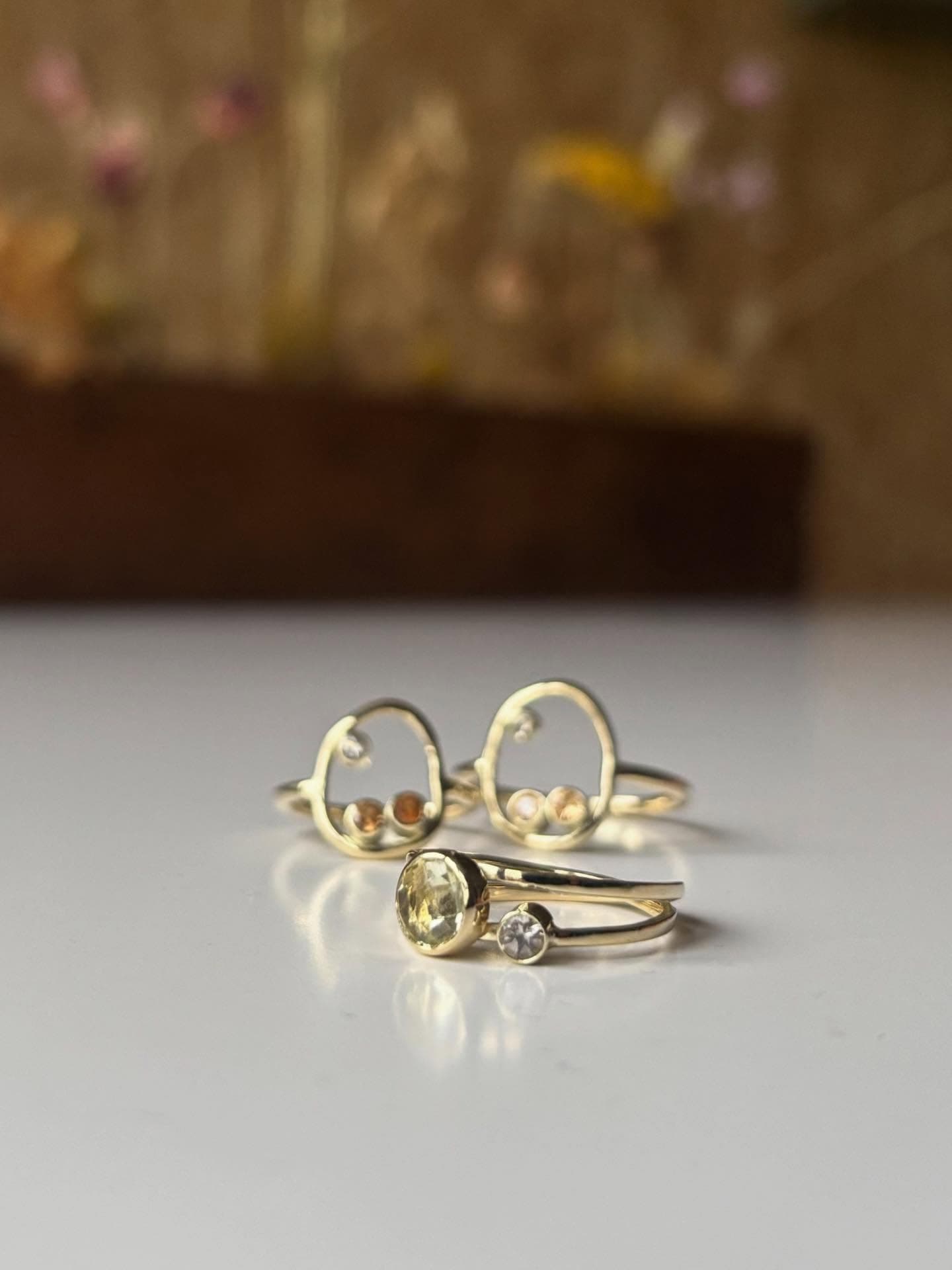 Drie gestapelde gouden ringen met kleine steentjes