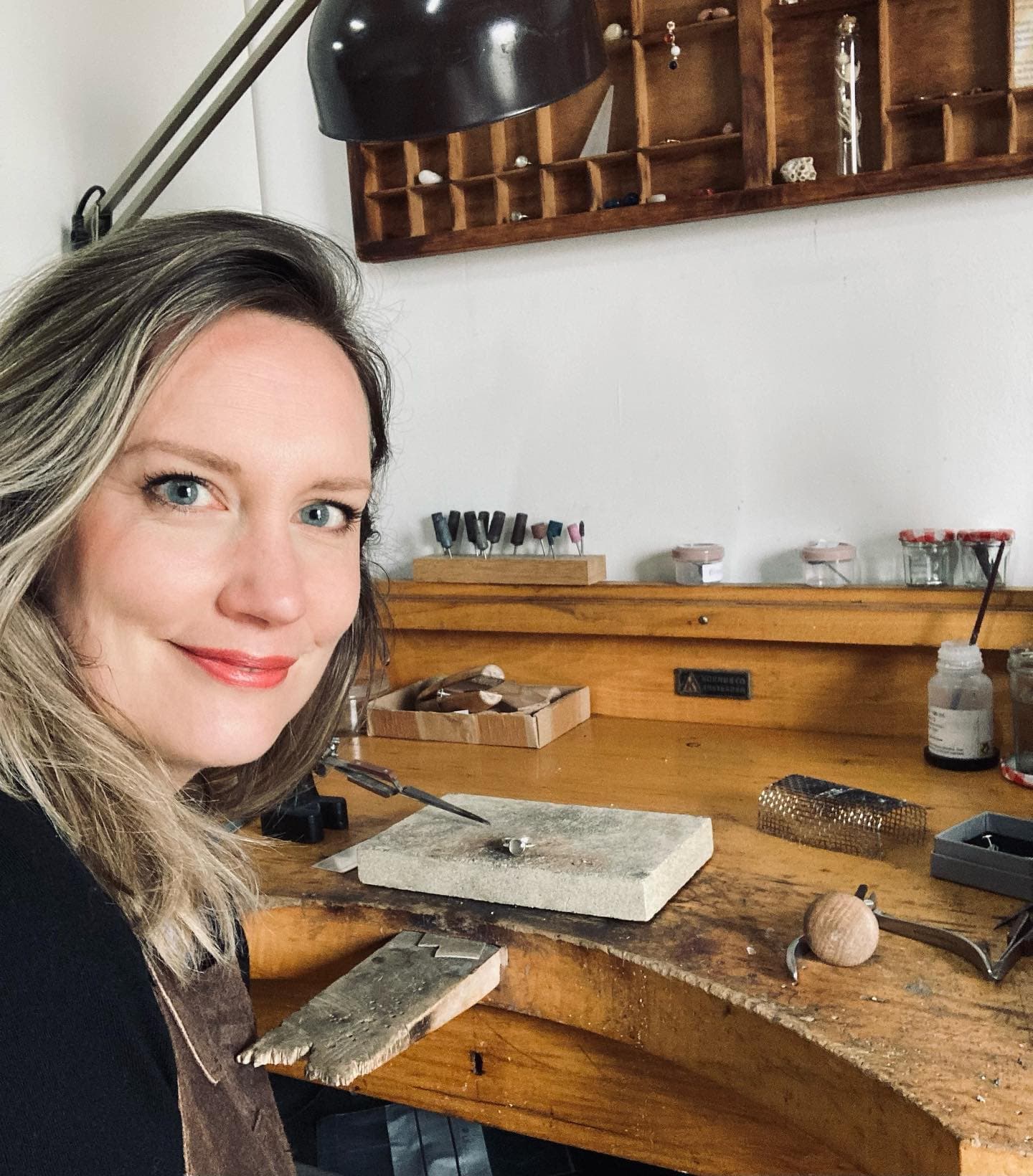 Marthe in haar atelier