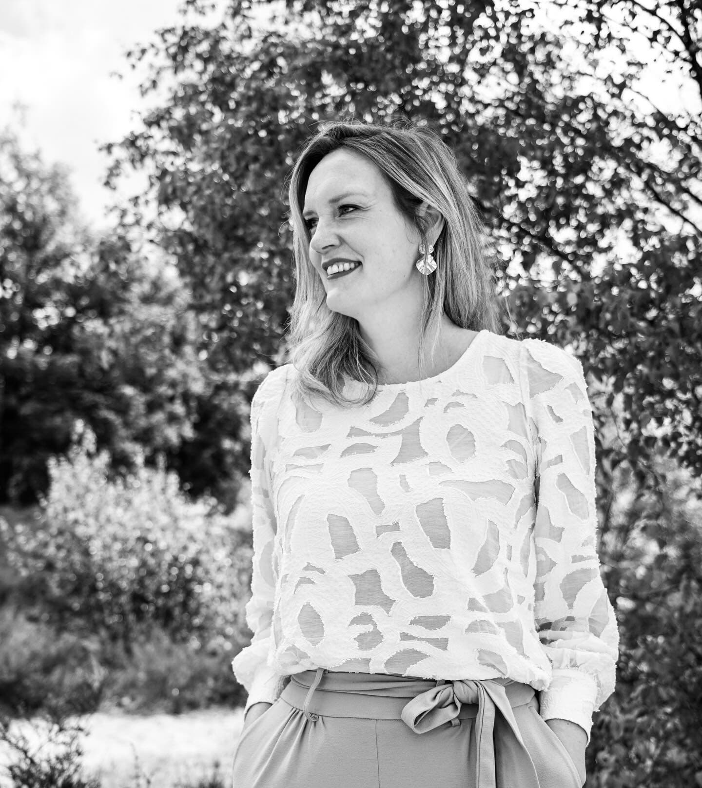 Marthe Dorothee in haar atelier, neem contact op