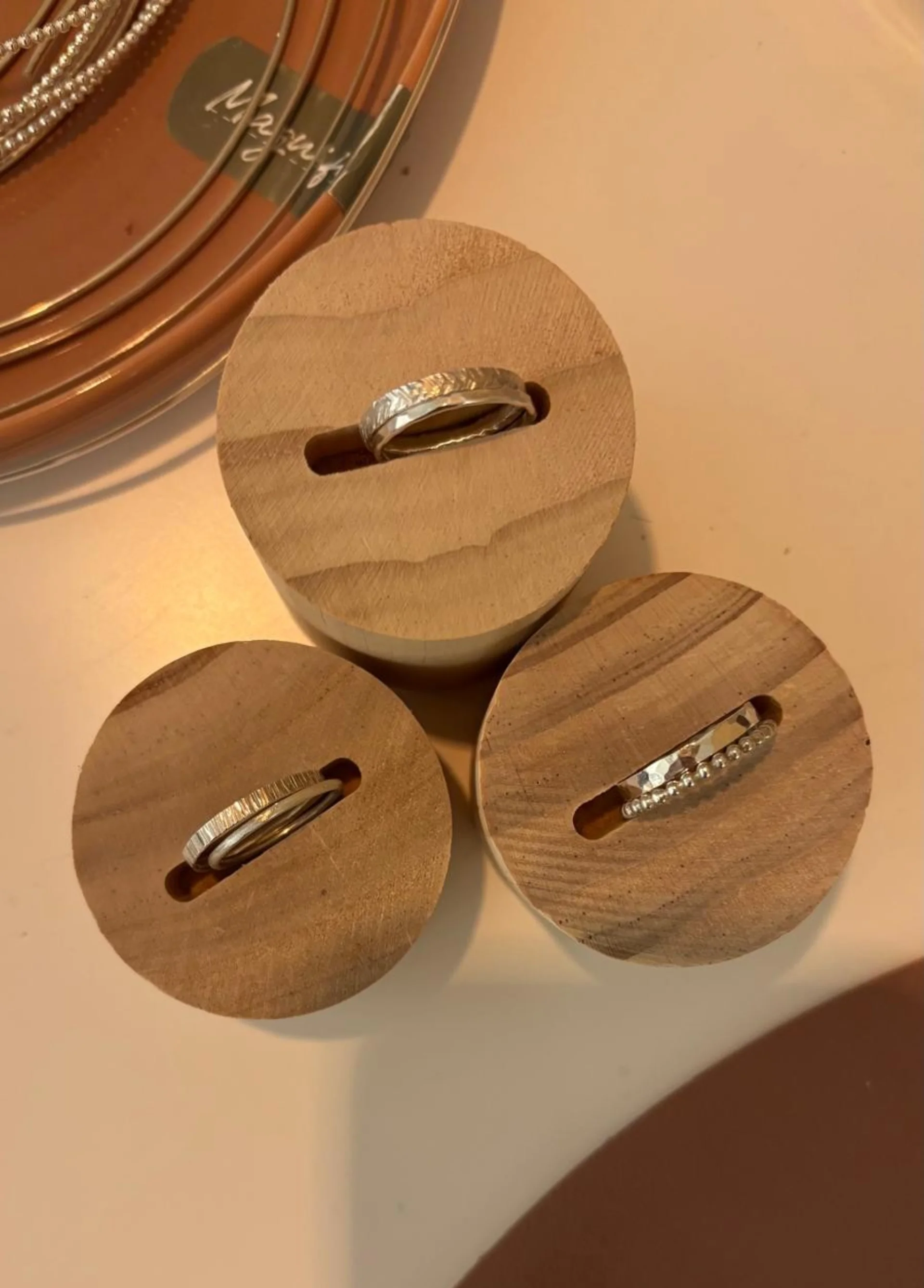 Handgemaakte ringen op werkbank