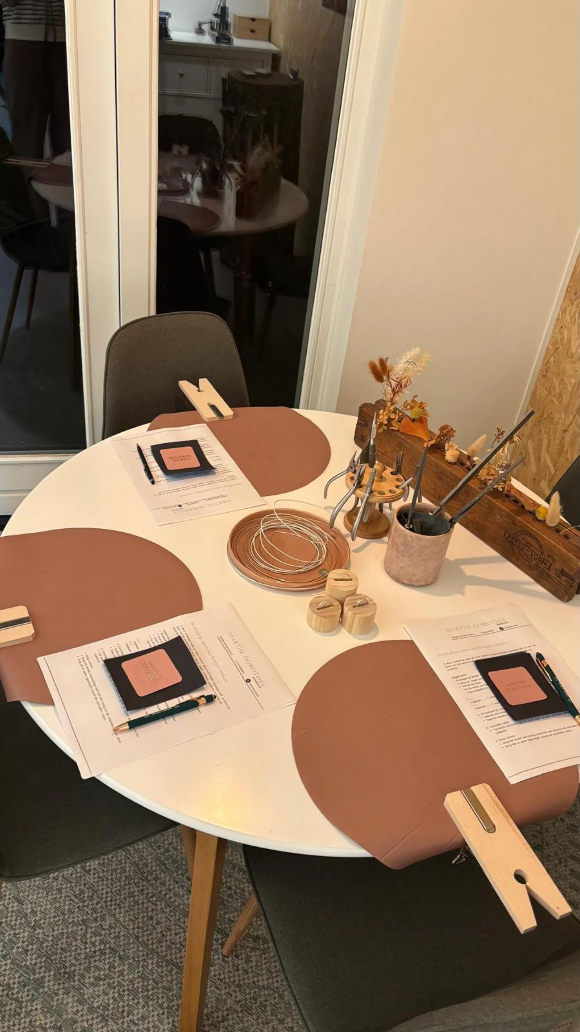 Werkbank met gereedschap in het atelier van Marthe Dorothee