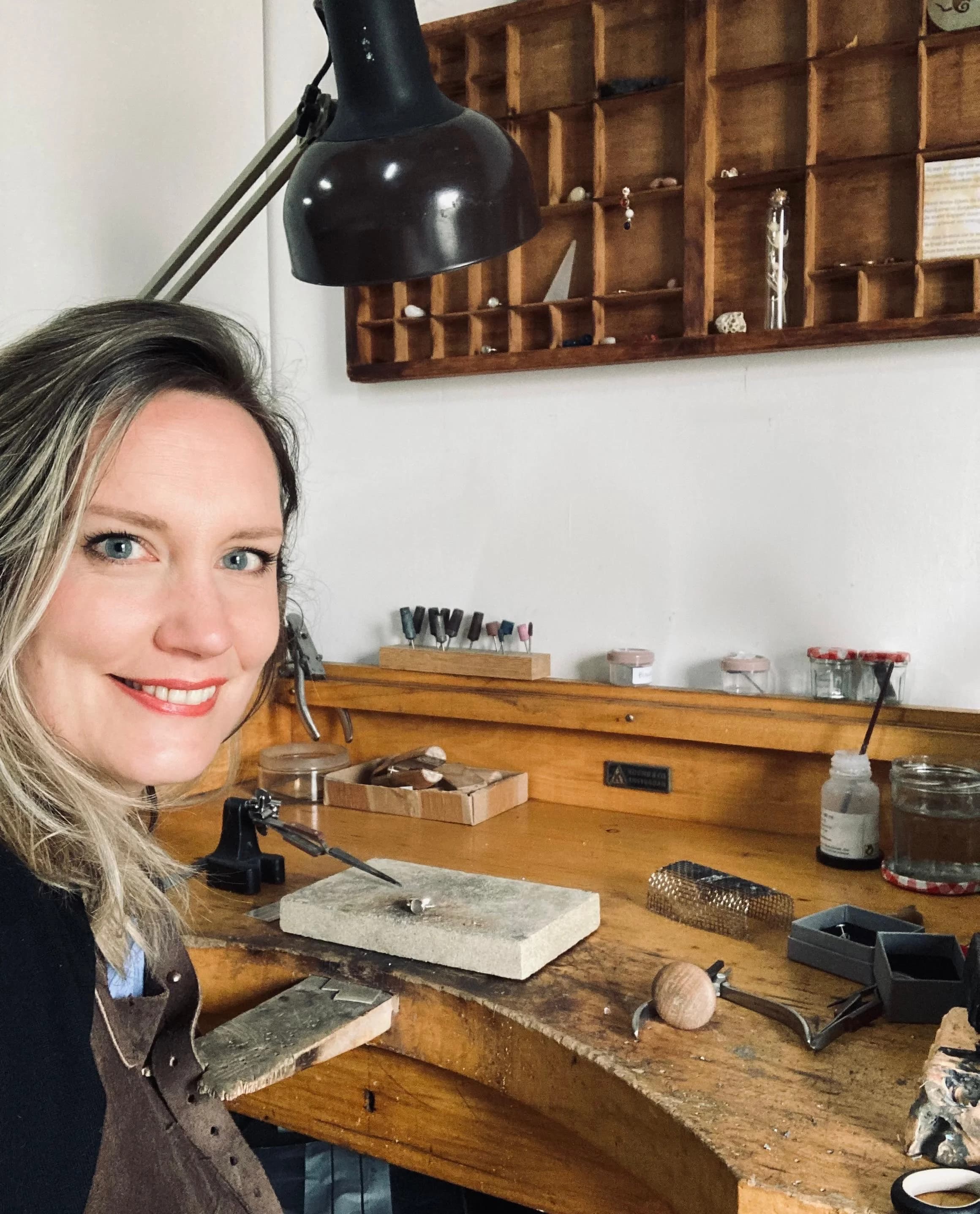 Marthe Dorothee aan het werk in haar atelier in Zwolle